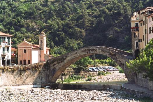 Le pont médiéval de Dolceacqua, sur la Nervia, flanqué, en rive droite, de la petite église baroque de San Filippo