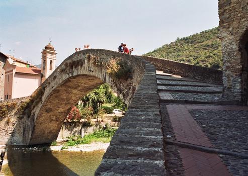 Le pont médiéval de Dolceacqua, sur la Nervia, flanqué, en rive droite, de la petite église baroque de San Filippo