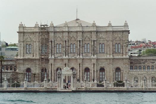 Le palais de Dolmabahce, vu du Bosphore (Istanbul)