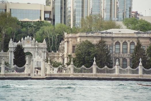 Le palais de Dolmabahce, vu du Bosphore (Istanbul)