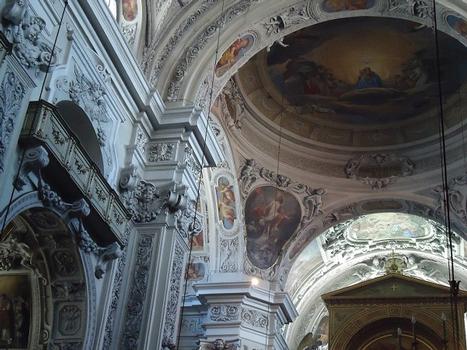 Les voûtes et l'intérieur baroque de l'église des Dominicains, dans le centre de Vienne