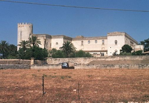 Le château médiéval de Donnafugata, à 12 km au sud de Raguse (vue générale et aile du portique), a été fortement remanié au 19e siècle. Il appartient à la municipalité de Raguse et sert souvent de décor de films