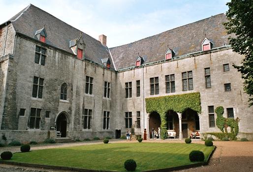 La cour intérieure et l'aile sud du château d'Ecaussinnes-Lalaing (commune de Braine-le-Comte)