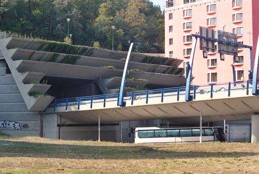 L'échangeur routier de Smychov, entre les tunnels de Blanka et de Strahov, à Prague