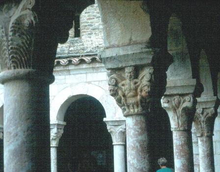 Détail des chapiteaux et des colonnes du cloître roman d'Elne (Pyrénées orientales)