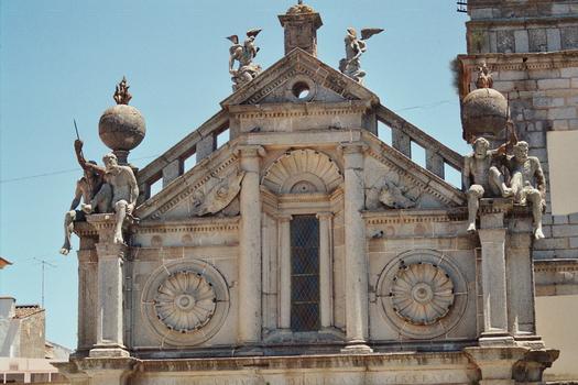 La façade de l'église Nuestra Senohra de Graça, à Evora (Portugal), de style Renaissance italienne, est en granit avec portique à colonnes toscanes, pilastres et macarons