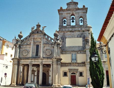 La façade de l'église Nuestra Senohra de Graça, à Evora (Portugal), de style Renaissance italienne, est en granit avec portique à colonnes toscanes, pilastres et macarons