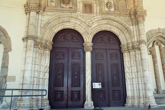 L'église Sao Francisco d'Evora date du début du 16e siècle. Sa façade est couronnée de pinacles torsadés et dotée d'un portique à arcades et les murs latéraux sont blanchis à la chaux