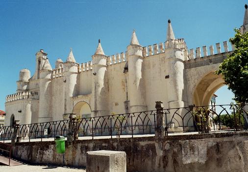 L'église de l'ermitage de Sao Bras, à Evora, construction fortifiée du 15e siècle, évoque par ses formes une mosquée du Mali