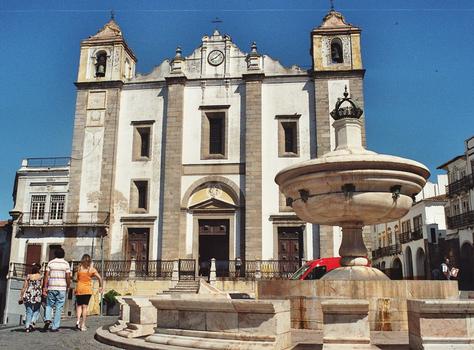 L'église San Antonio, praça do Giraldo, à Evora (Alentejo) présente une façade classique, une voûte gothique et une ornementation baroque