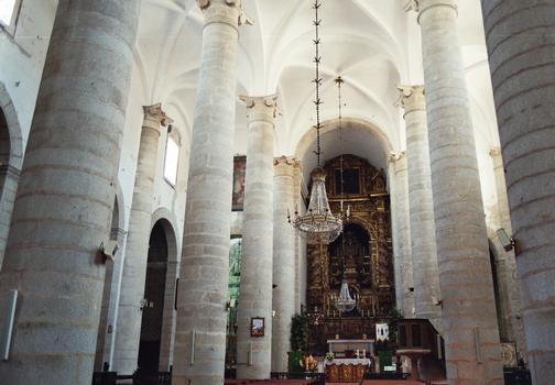 L'église San Antonio, praça do Giraldo, à Evora (Alentejo) présente une façade classique, une voûte gothique et une ornementation baroque