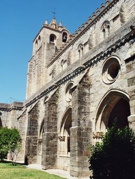 La cathédrale d'Evora et son cloître gothique