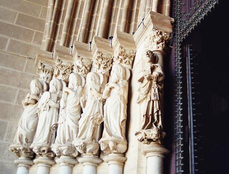 Les sculptures du portail principal de la cathédrale d'Evora (Alentejo)