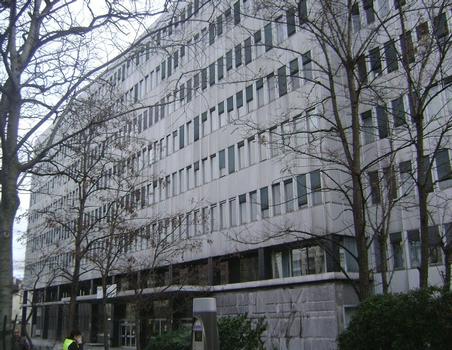 La façade de la Faculté de Médecine, site de la Pitié-Salpétrière, avenue de l'Hôpital (Paris 13e)