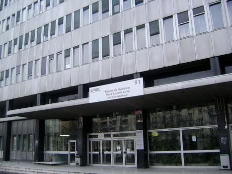 La façade de la Faculté de Médecine, site de la Pitié-Salpétrière, avenue de l'Hôpital (Paris 13e)
