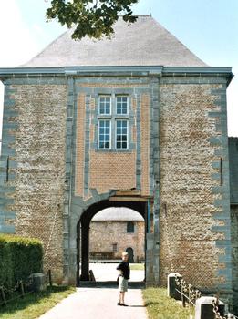 Le porche d'entrée du château-ferme de Falaën (province de Namur)