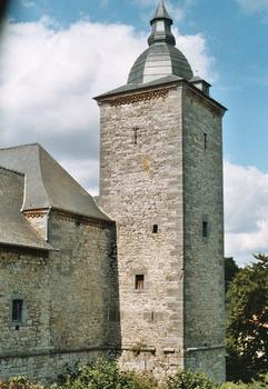 Une des tours d'angle du château-ferme de Falaen