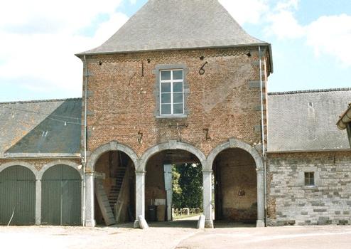 La cour intérieure du château-ferme de Falaen (17e siècle)