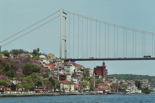 Le pont suspendu Fatih Mehmet Pasa, appelé aussi le 2e pont, enjambe le Bosphore en son point le plus étroit (700 m)