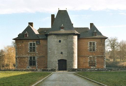 Le château (médiéval) de Fernelmont: la façade en pierres et briques