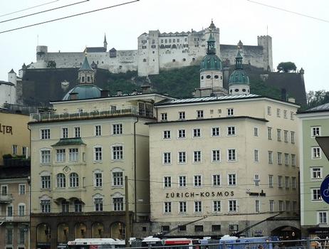 La forteresse de Hohensalzburg, vue depuis le centre ville, résidence secondaire des princes-évêques de Salzburg