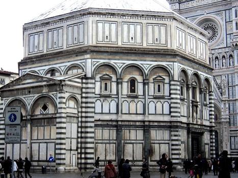 Baptistère San Giovanni Battista : Le baptistère San Giovanni Battista, attenant à la cathédrale de Florence, de forme octogonale, construit vers l'an 1000 en style roman toscan