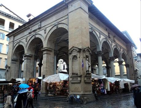 Le mercato nuovo (nouveau marché), dans le centre de Florence, occupe une loggia de style Renaissance du 16e siècle