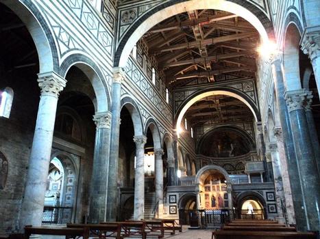 L'intérieur et les plafonds de l'église San Miniato al Monte, à Florence