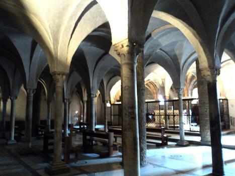 La crypte de l'église San Miniato al Monte, à Florence, est soutenue par des colonnes provenant de bâtiments antiques