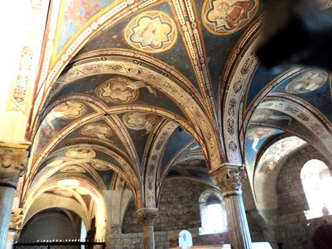 La crypte de l'église San Miniato al Monte, à Florence, est soutenue par des colonnes provenant de bâtiments antiques