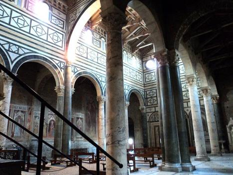 L'intérieur et les plafonds de l'église San Miniato al Monte, à Florence