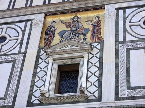 La façade de style roman de l'église San Miniato al Monte, à Florence, construite en 1018 sur la tombe de saint Minias et très bien préservée