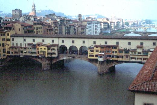 Le ponte vecchio à Florence (Toscane)