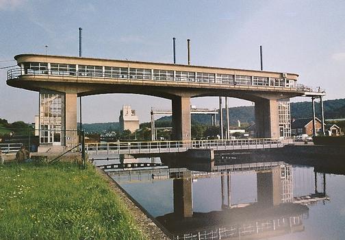 Le barrage-écluse de Floriffoux, avec sa galerie de service et ses deux pertuis, sur la Sambre (commune de Floreffe)