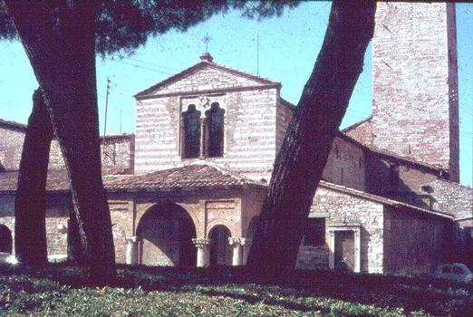 Foligno (Ombrie). L'église Santa Maria Infraportas, du 12e siècle, sur la piazza Santo Domenico, avec son portique à colonnes basses