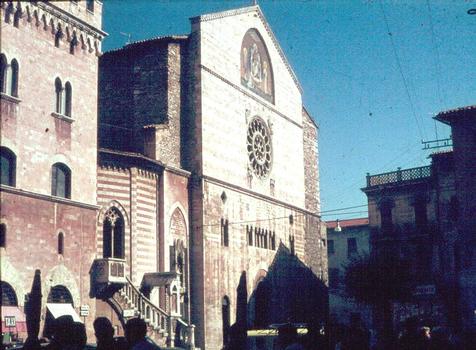 La façade (restaurée en 1904) de la cathédrale (duomo) de Foligno (12e-13e siècles)