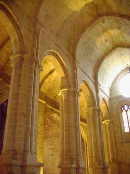 L'intérieur et les voûtes de l'ancienne église abbatiale de Fondfroide, près de Narbonne (Aude)
