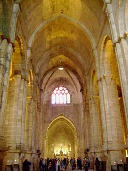 L'intérieur et les voûtes de l'ancienne église abbatiale de Fondfroide, près de Narbonne (Aude)
