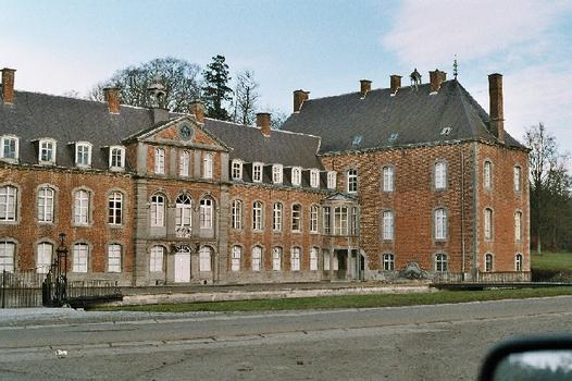 Le château (en briques) de Franc-Waret (commune de Fernelmont)