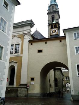 La façade et le clocher de l'église des Franciscains à Salzburg. La façade est classique, la nef romane et le choeur gothique