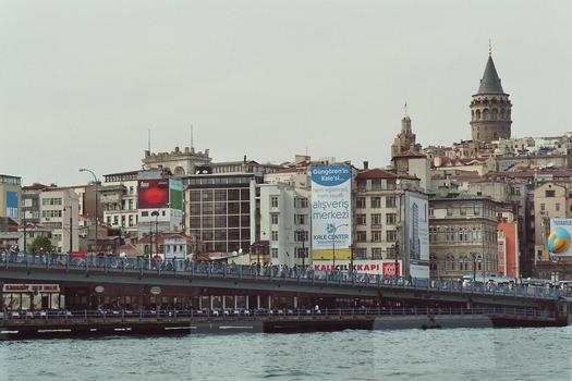 Le pont de Galata avec en arrière-plan, la tour de Galata (Istanbul)