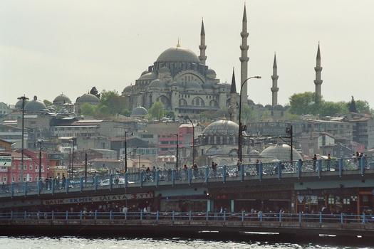 Le pont de Galata avec, en arrière-plan, la mosquée de Rustem Pacha (en bas) et la mosquée de Soliman (en haut)