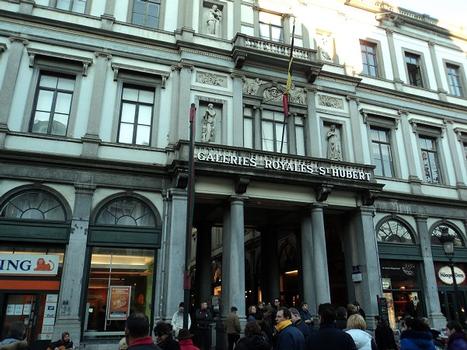 L'entrée des Galeries royales Saint-Hubert, du côté de la rue du Marché aux Herbes à Bruxelles