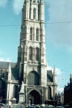 La tour de façade de la cathédrale Saint-Bavon (14e siècle) de Gand (Flandre orientale)