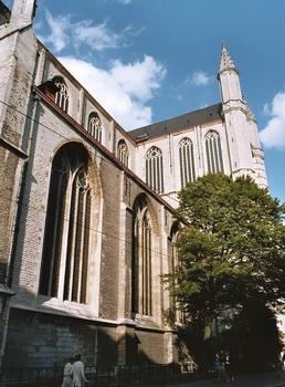 Le côté sud de la cathédrale Saint Bavon