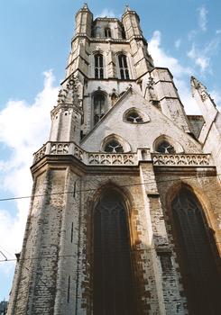 La tour de façade, vue du sud, de la cathédrale Saint Bavon