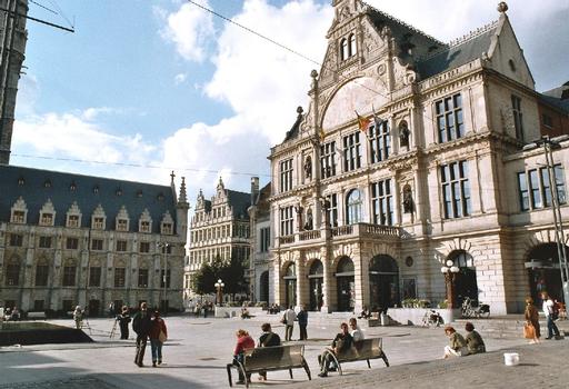 La place Saint Bavon à Gand: à droite, le théâtre, à gauche la halle aux draps