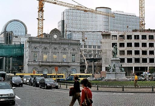 La façade de la gare du Luxembourg, place du Luxembourg, à Bruxelles avec, en arrière plan, les bâtiments du Parlement européen