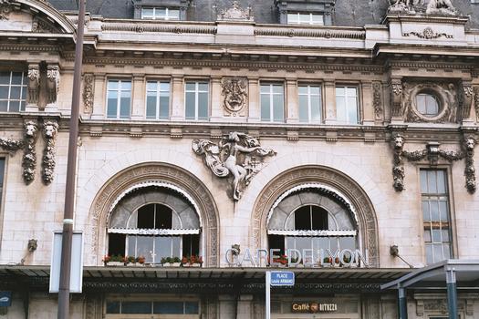 Détail de la façade principale de la gare de Lyon à Paris (12e)