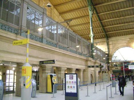 L'intérieur (1er étage) de la gare du Nord (Paris 10e)